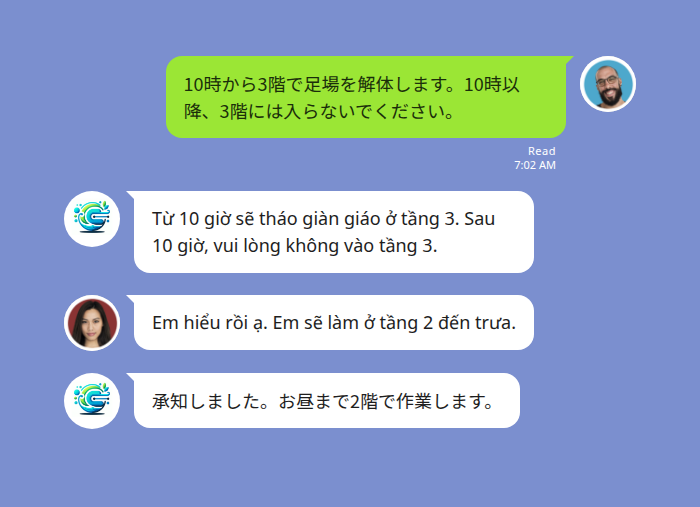 建設現場の LINE グループで、日本人の現場監督が「10時から3階で足場を解体します。10時以降、3階には入らないでください」と日本語で送信し、翻訳ボットが同じ内容をベトナム語で「Từ 10 giờ sẽ tháo giàn giáo ở tầng 3. Sau 10 giờ, vui lòng không vào tầng 3.」と投稿。続いてベトナム人作業員がベトナム語で「Em hiểu rồi ạ. Em sẽ làm ở tầng 2 đến trưa.」と返信し、その日本語訳「承知しました。お昼まで2階で作業します」がグループに表示されている様子