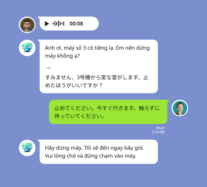工場の LINE グループで、ベトナム人作業員が8秒のボイスメッセージを送信し、翻訳ボットがベトナム語の書き起こし「Anh ơi, máy số 3 có tiếng lạ. Em nên dừng máy không ạ?」と、その下に矢印を挟んで日本語訳「すみません、3号機から変な音がします。止めたほうがいいですか？」を一つの吹き出しで表示。続いて日本人の管理者が「止めてください。今すぐ行きます。触らずに待っていてください。」と日本語で返し、そのベトナム語訳がグループに投稿され、打つ手間なく声だけで現場のやり取りが成立している様子