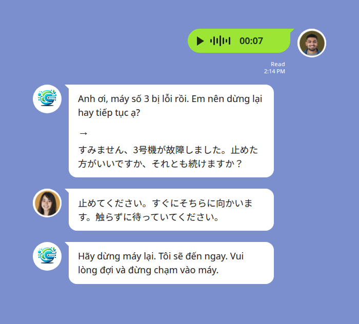 工場の LINE グループで、ベトナム人の作業員が7秒のボイスメッセージを送信し、翻訳ボットがベトナム語の書き起こし「Anh ơi, máy số 3 bị lỗi rồi. Em nên dừng lại hay tiếp tục ạ?」と、その下に矢印を挟んで日本語訳「すみません、3号機が故障しました。止めた方がいいですか、それとも続けますか?」を一つの吹き出しで表示。続いて日本人の管理者が「止めてください。すぐにそちらに向かいます。触らずに待っていてください。」と日本語で返し、そのベトナム語訳がグループに投稿されている様子