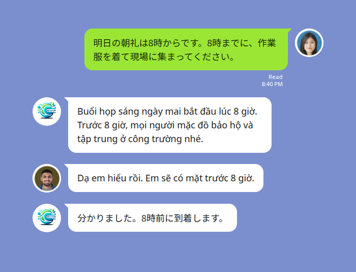 建設現場の LINE グループで、日本人のリーダーが「明日の朝礼は8時からです。8時までに、作業服を着て現場に集まってください」と日本語で送信し、翻訳ボットが同じ内容をベトナム語で投稿。続いてベトナム人作業員がベトナム語で「Dạ em hiểu rồi. Em sẽ có mặt trước 8 giờ.」と返信し、その日本語訳「分かりました。8時前に到着します」がグループに表示されている様子