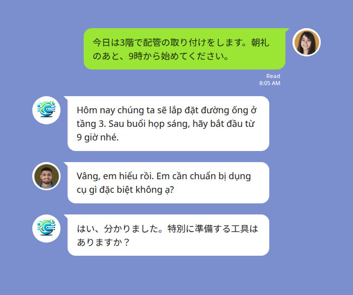 建設現場の LINE グループで、日本人の管理者が「今日は3階で配管の取り付けをします。朝礼のあと、9時から始めてください。」と日本語で送信し、翻訳ボットが同じ内容をベトナム語で「Hôm nay chúng ta sẽ lắp đặt đường ống ở tầng 3. Sau buổi họp sáng, hãy bắt đầu từ 9 giờ nhé.」と投稿。続いてベトナム人作業員がベトナム語で「Vâng, em hiểu rồi. Em cần chuẩn bị dụng cụ gì đặc biệt không ạ?」と返信し、その日本語訳「はい、分かりました。特別に準備する工具はありますか?」がグループに表示されている様子