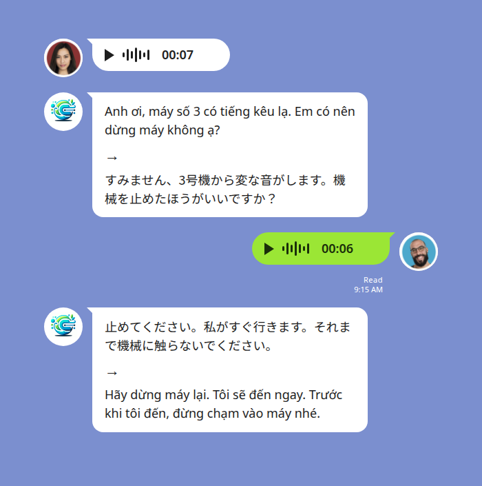 工場の LINE グループで、ベトナム人オペレーターが7秒のボイスメッセージを送信し、翻訳ボットがベトナム語の書き起こし「Anh ơi, máy số 3 có tiếng kêu lạ. Em có nên dừng máy không ạ?」と、その下に矢印を挟んで日本語訳「すみません、3号機から変な音がします。機械を止めたほうがいいですか？」を一つの吹き出しで表示。続いて日本人のリーダーがボイスメッセージで返し、その日本語「止めてください。私がすぐ行きます。それまで機械に触らないでください」とベトナム語訳がグループに投稿されている様子