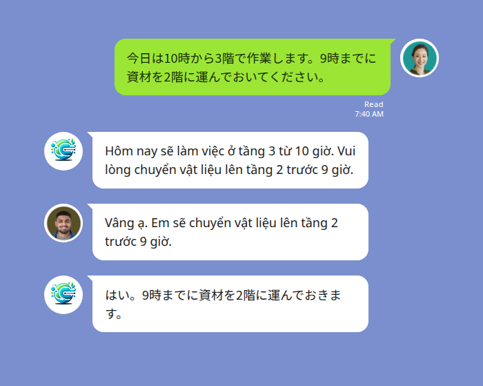 建設現場の LINE グループで、日本人の管理者が「今日は10時から3階で作業します。9時までに資材を2階に運んでおいてください」と日本語で送信し、翻訳ボットが同じ内容をベトナム語「Hôm nay sẽ làm việc ở tầng 3 từ 10 giờ. Vui lòng chuyển vật liệu lên tầng 2 trước 9 giờ.」で投稿。続いてベトナム人作業員がベトナム語「Vâng ạ. Em sẽ chuyển vật liệu lên tầng 2 trước 9 giờ.」と返信し、その日本語訳「はい。9時までに資材を2階に運んでおきます。」がグループに表示され、日本語話者もベトナム語話者もそれぞれの母語のまま同じ会話を読んでいる様子